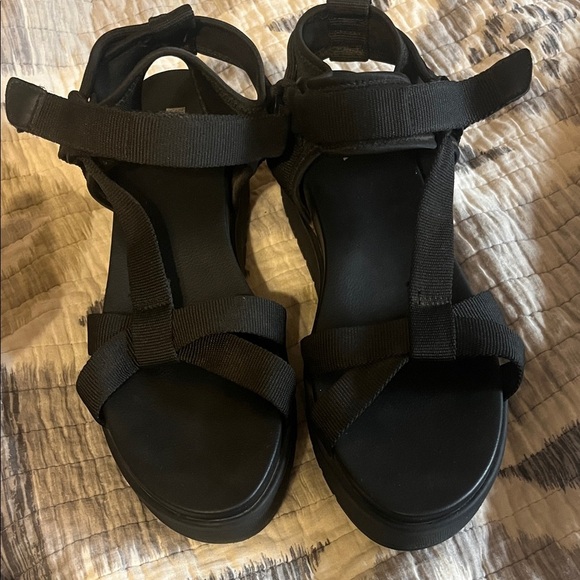 NWOT MIA Black Platform Sandals - Picture 6 of 9
